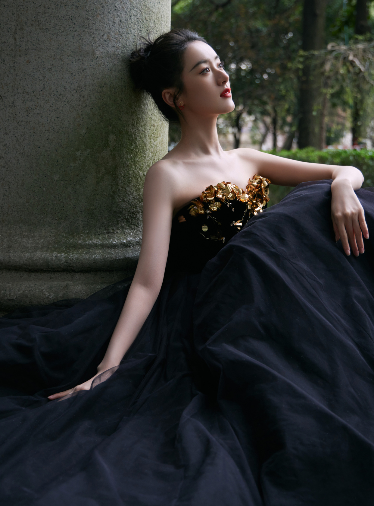 袁冰妍写真,一袭刺绣繁花抹胸裙,香肩玉臂,温柔优雅