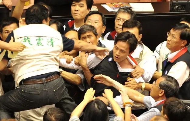 台湾议会斗殴,恶名昭彰,背后原来是这个原因