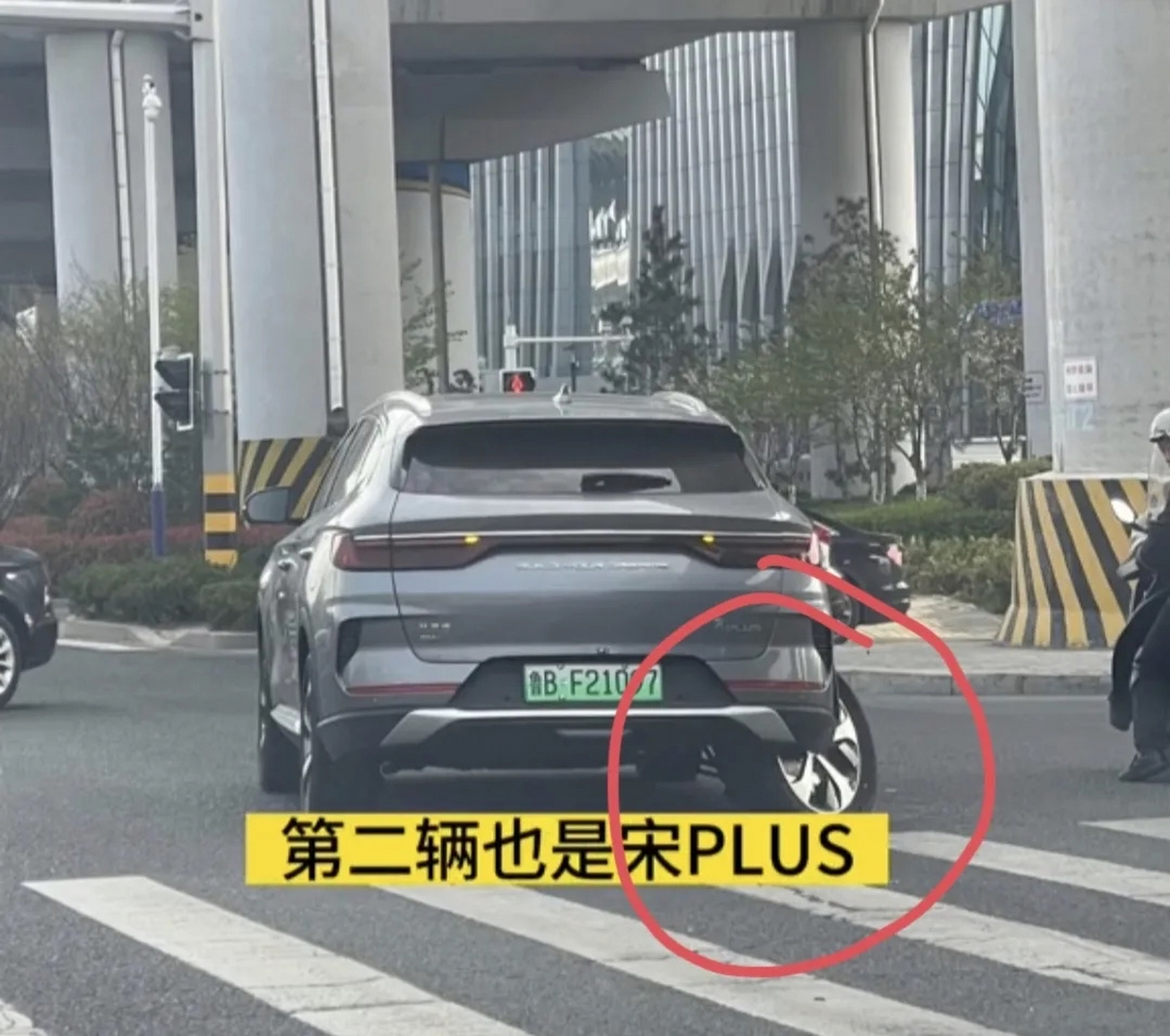 唉,比亚迪的"筷子悬挂"果然就是最菜的,宋plus dmi开在路上竟然就把脚