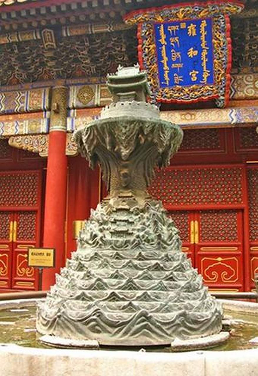 1月1日,北京雍和宫前的须弥山被游客误当做香炉,燃香祈福后把燃烧的