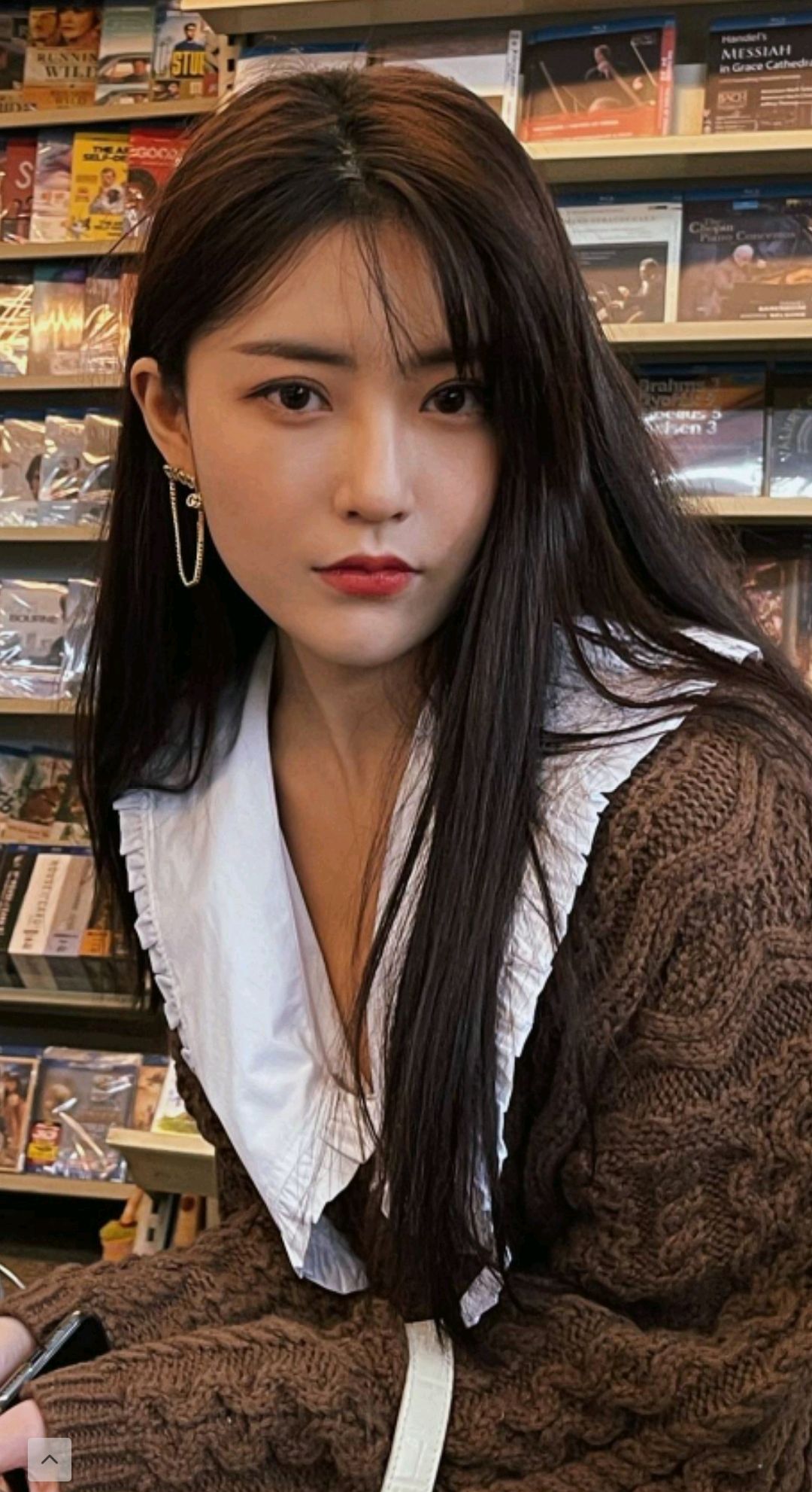 郑琴心,大波浪美丽干练