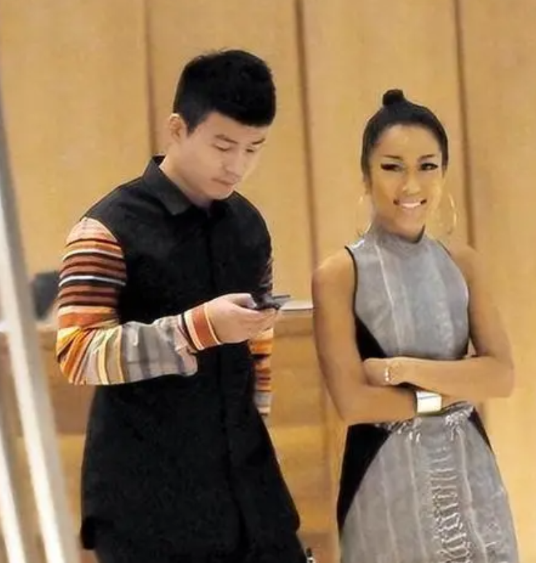 刘石坚:与吉克隽逸相恋6年,将其捧红后惨遭拒婚,如今怎样了