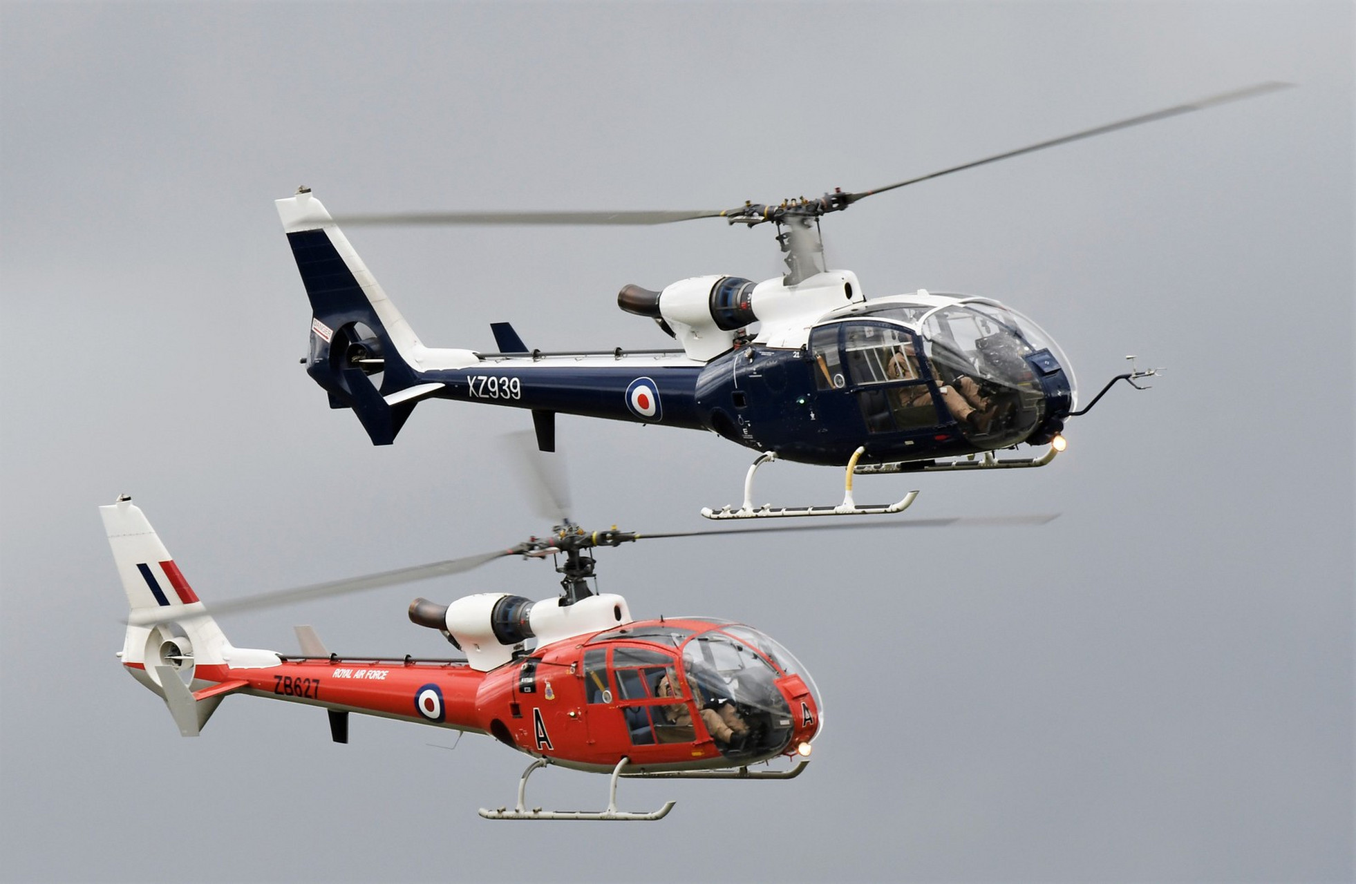 英国航展上作精彩表演小羚羊直升机编队