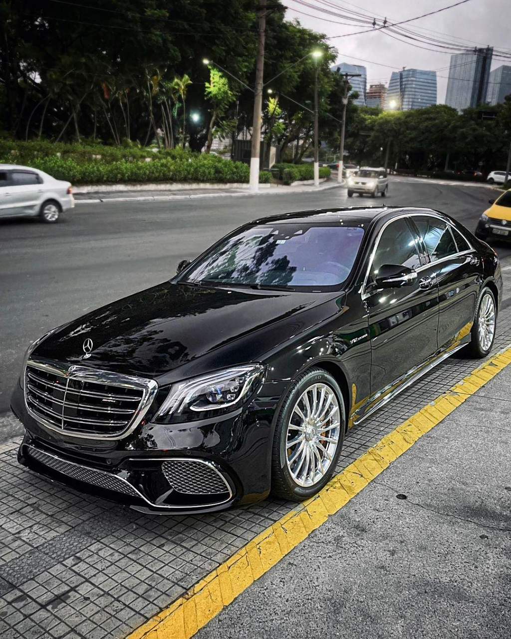 《w222 奔驰s65 amg顶级v12系列》 这是奔驰家族里发动机最大的其中