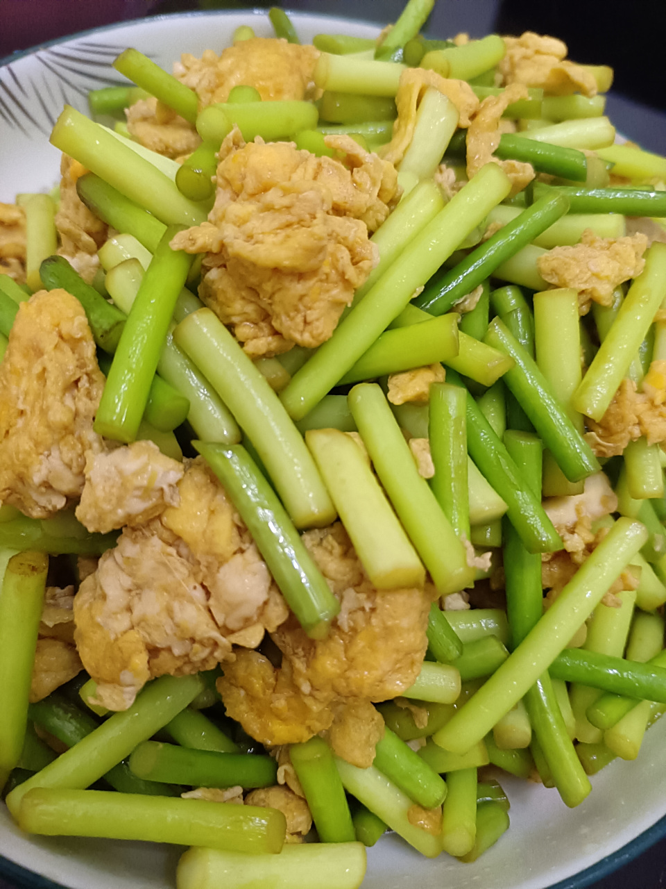 今日菜系,红烧鸡腿,蒜苔炒鸡蛋!开饭!