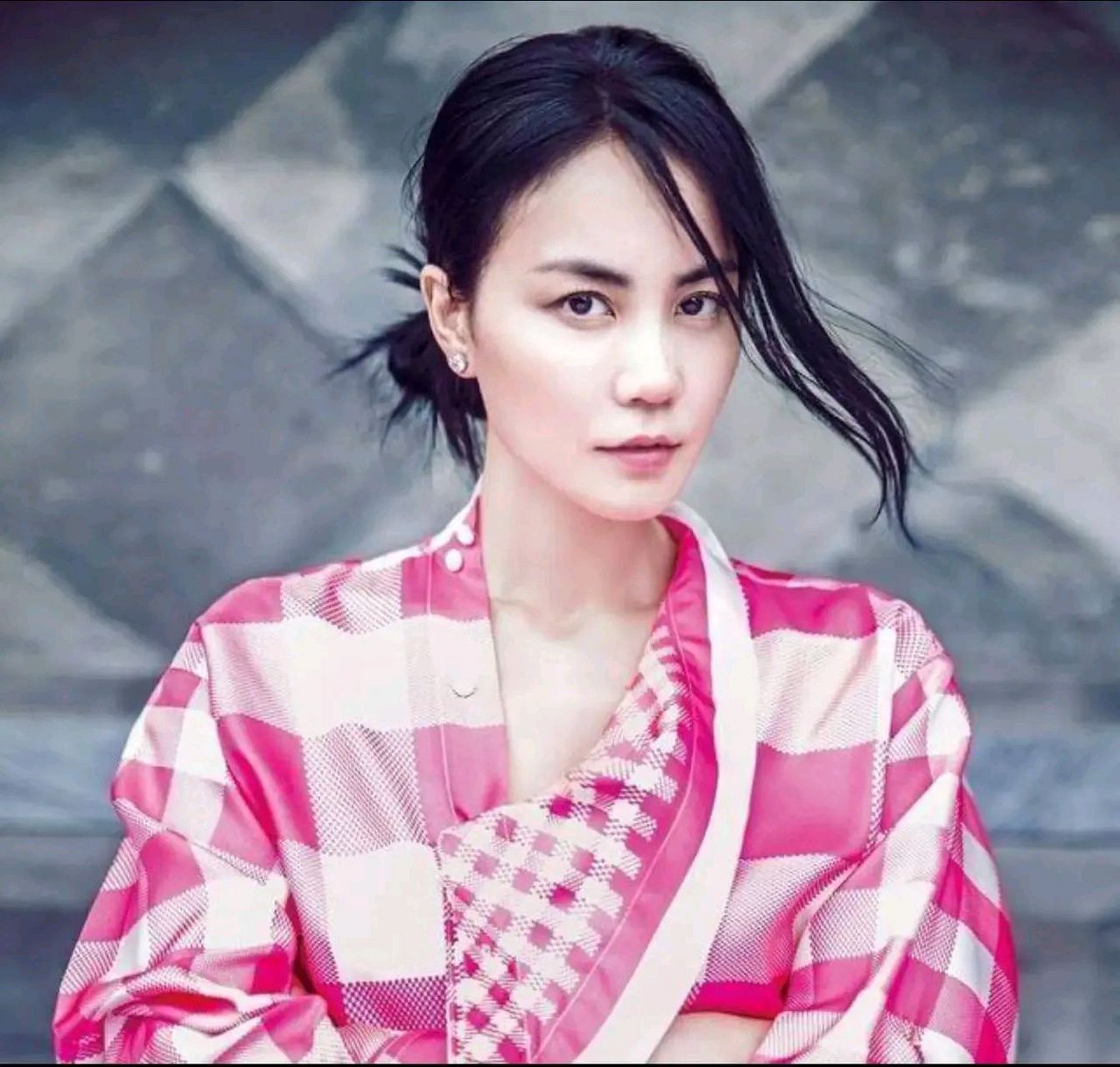 狄波拉是他的母亲,给了他生命;张柏芝是他的妻子