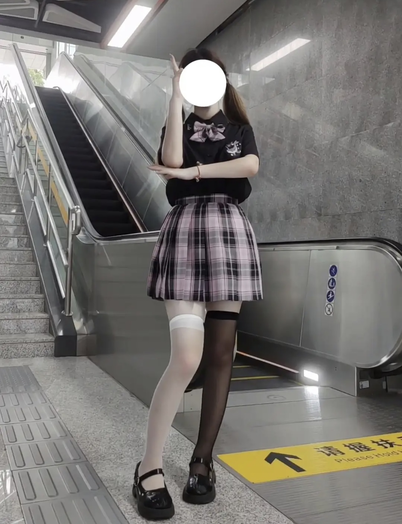 黑白丝混搭的超短裙jk制服美女