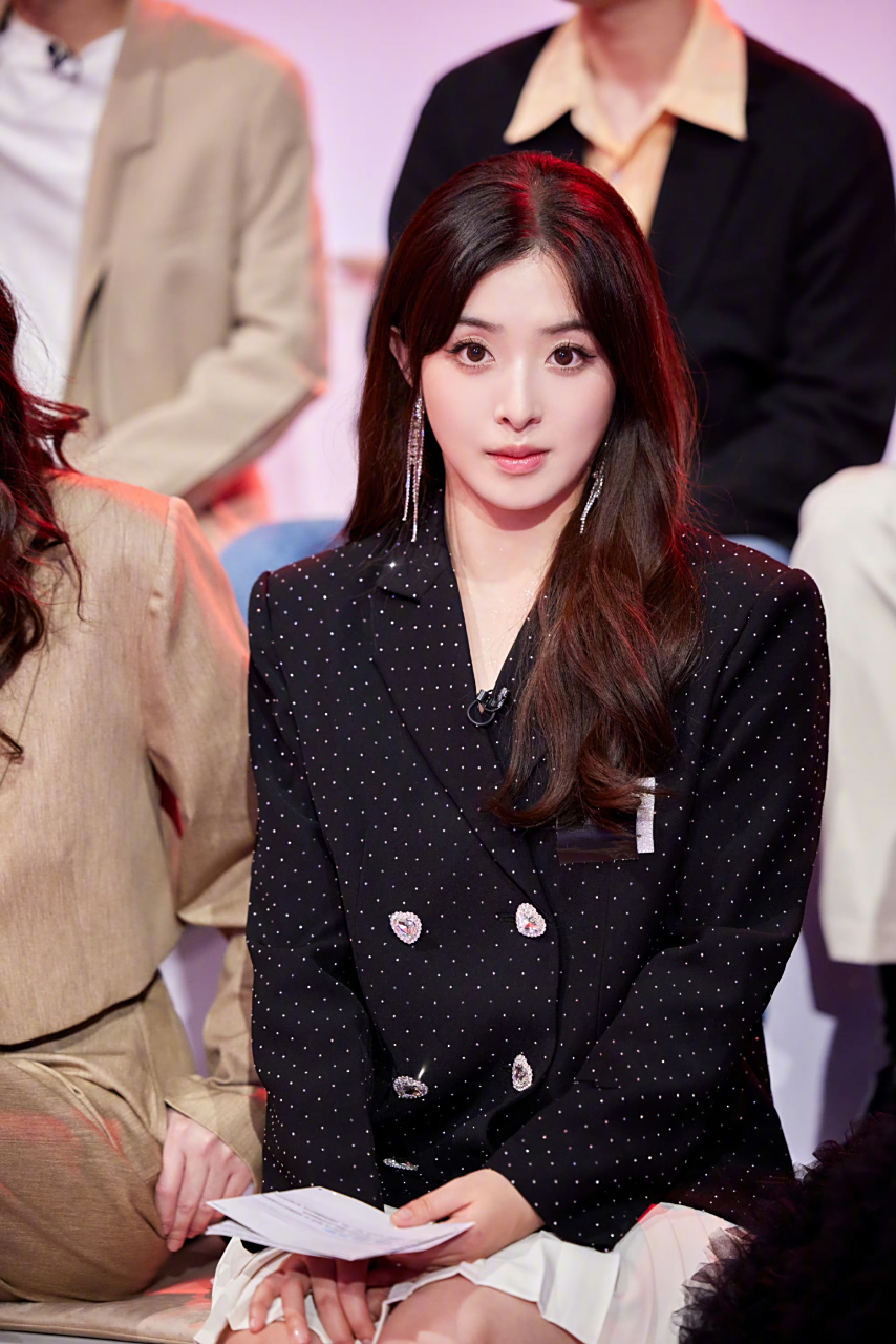 张含韵造型好仙# 张含韵黑色西装外套77白色百褶裙,姐姐好漂亮