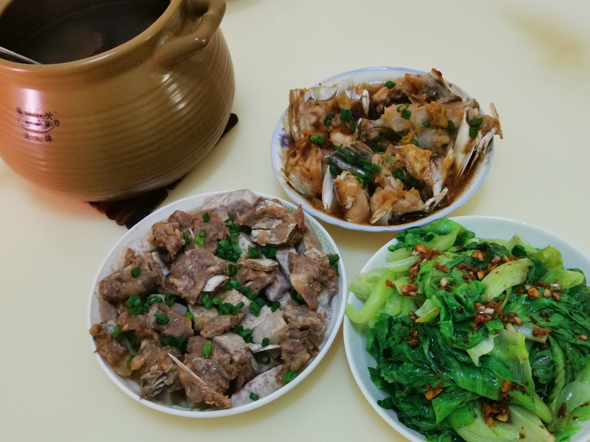 东莞夫妻二人的简约晚餐,网友:跟我们山卡拉里的伙食一个样