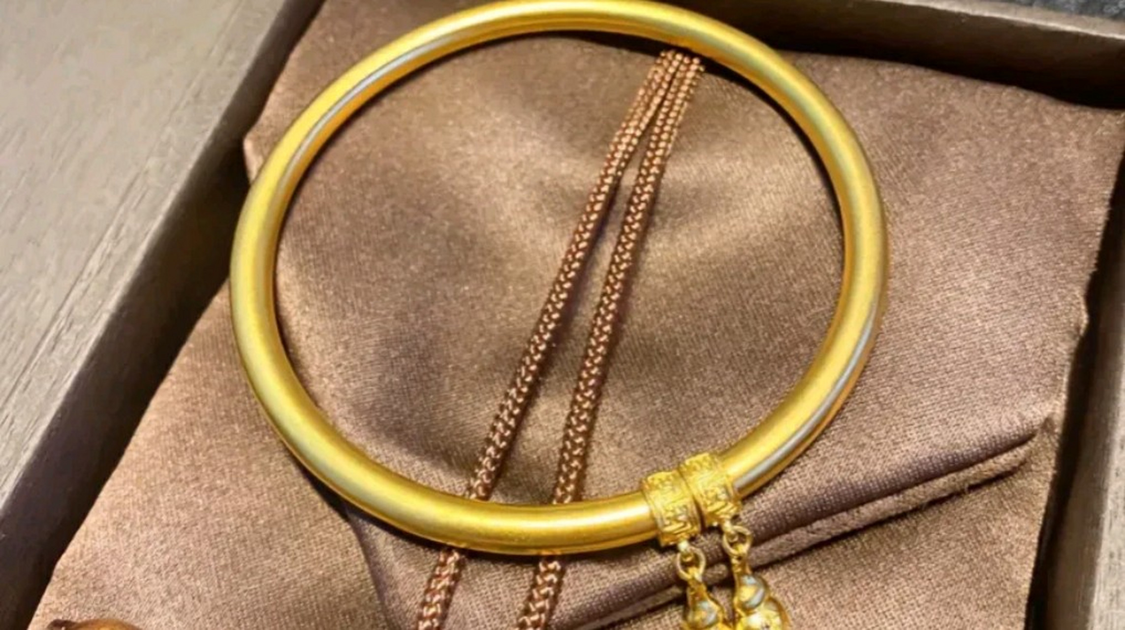 家里女亲戚几乎人人一个金手镯,我浑身上下没有一件首饰,她们就问我你