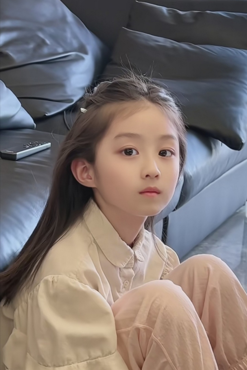 好漂亮的小女孩,真是一眼惊艳!长大后绝对不得了!