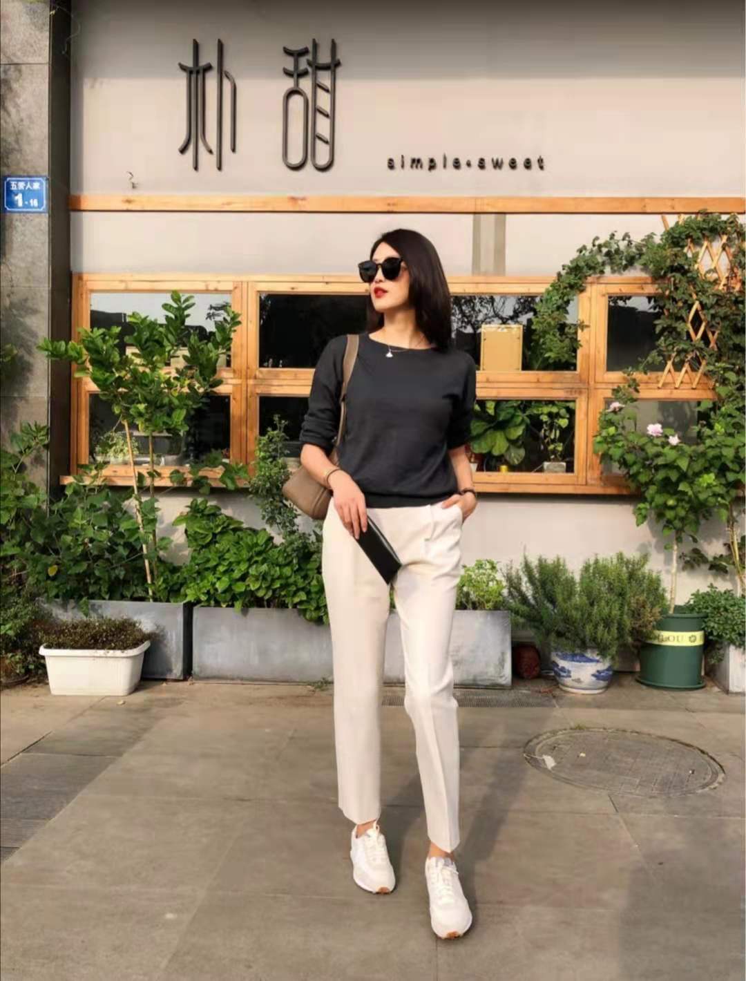 米黄色裤子怎么搭配上衣和鞋子