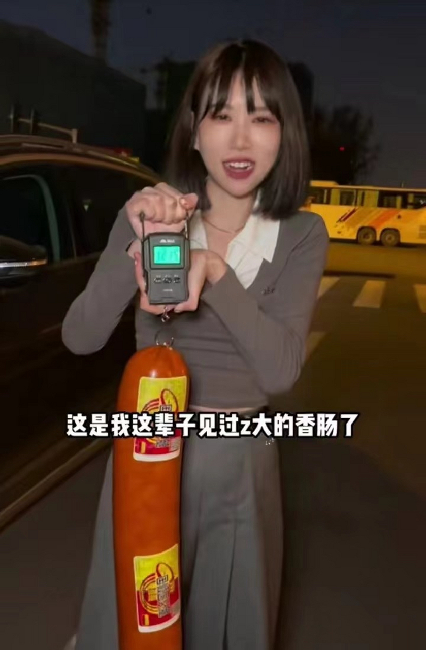 女子花500块吃一根一米长的大香肠,真佩服!
