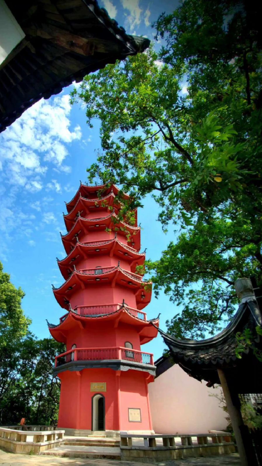 耸立在花丛树影中的龙光塔是江南无锡地标中的一张名片