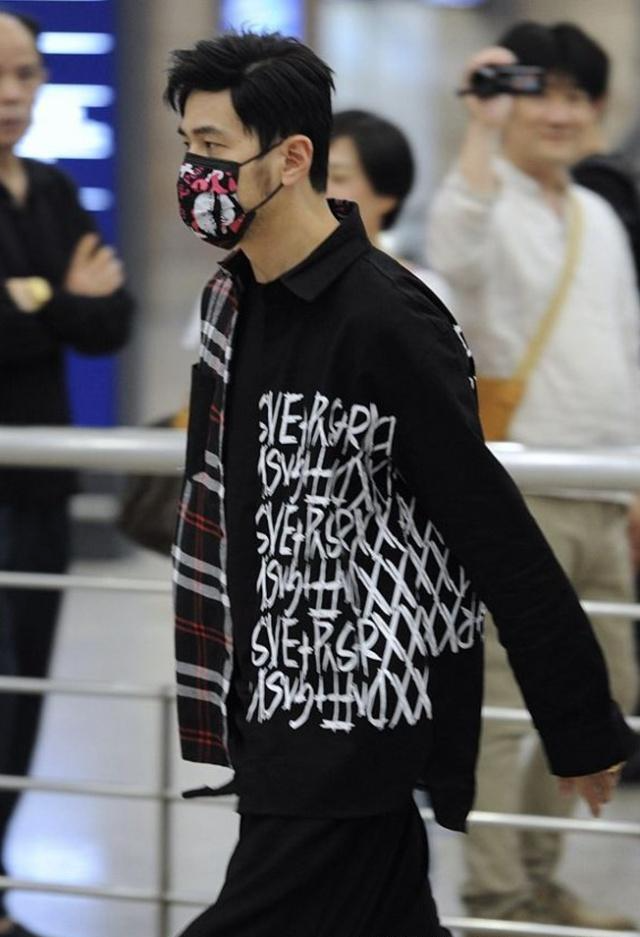 周杰伦《七里香》mv爆照,穿军衣超显时尚,给这"初恋颜"跪了