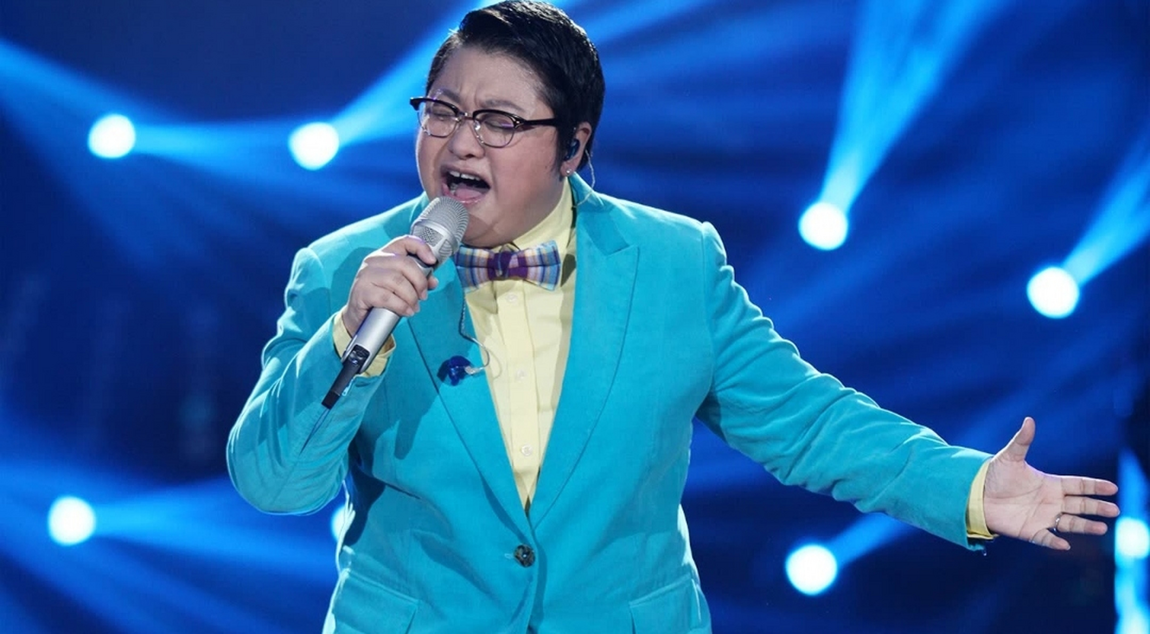 韩红说,因为我赚到的钱比普通人多很多, 所以每当我看到有人吃不上饭.