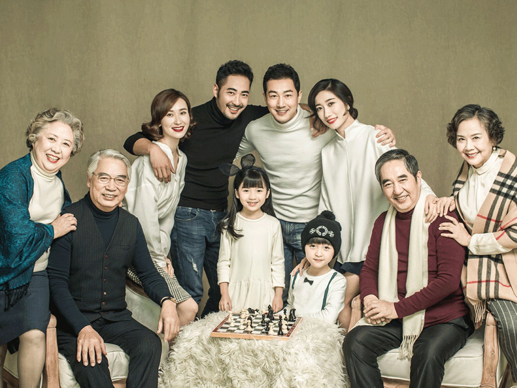 人总是长大,才能体会父母的辛苦,最美的照片,是全家福.