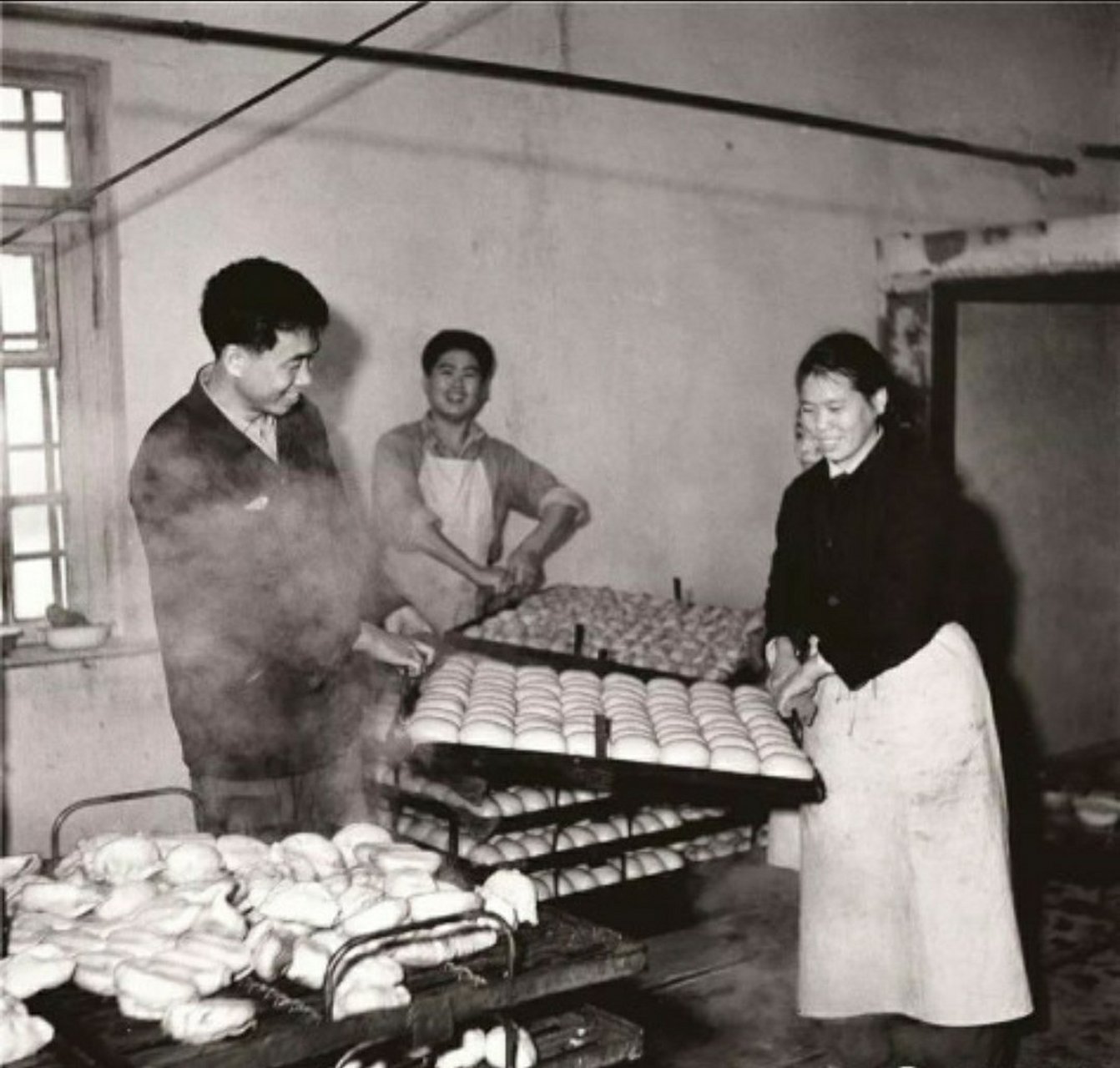 1971年,济南,大锅饭时代.看着一屉一屉的馒头,真香