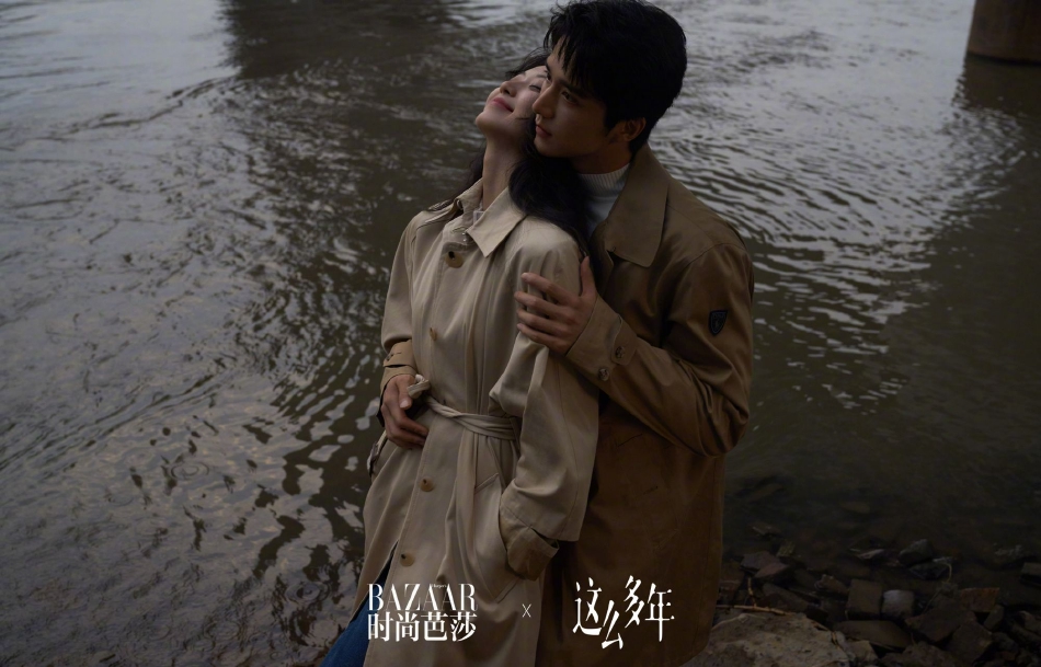 组图：张新成孙千合体拍甜蜜大片置身湖边相拥依偎CP感满分