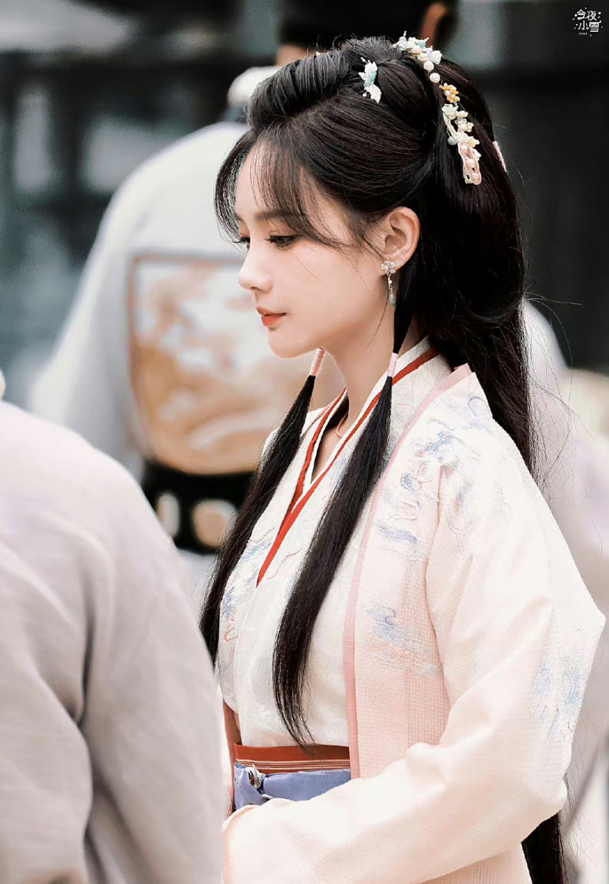 娱乐最前沿# 李一桐最新的古装造型!真的好美好适合她啊[期待][期齗]