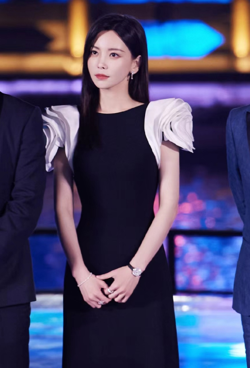 笑容也很从容,到了台下拿着奖杯拍照更有亲和力,越来越有明星味了