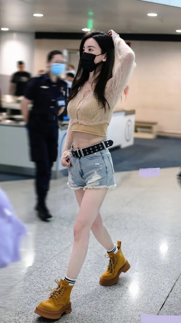 于文文脚踩咖啡色工装