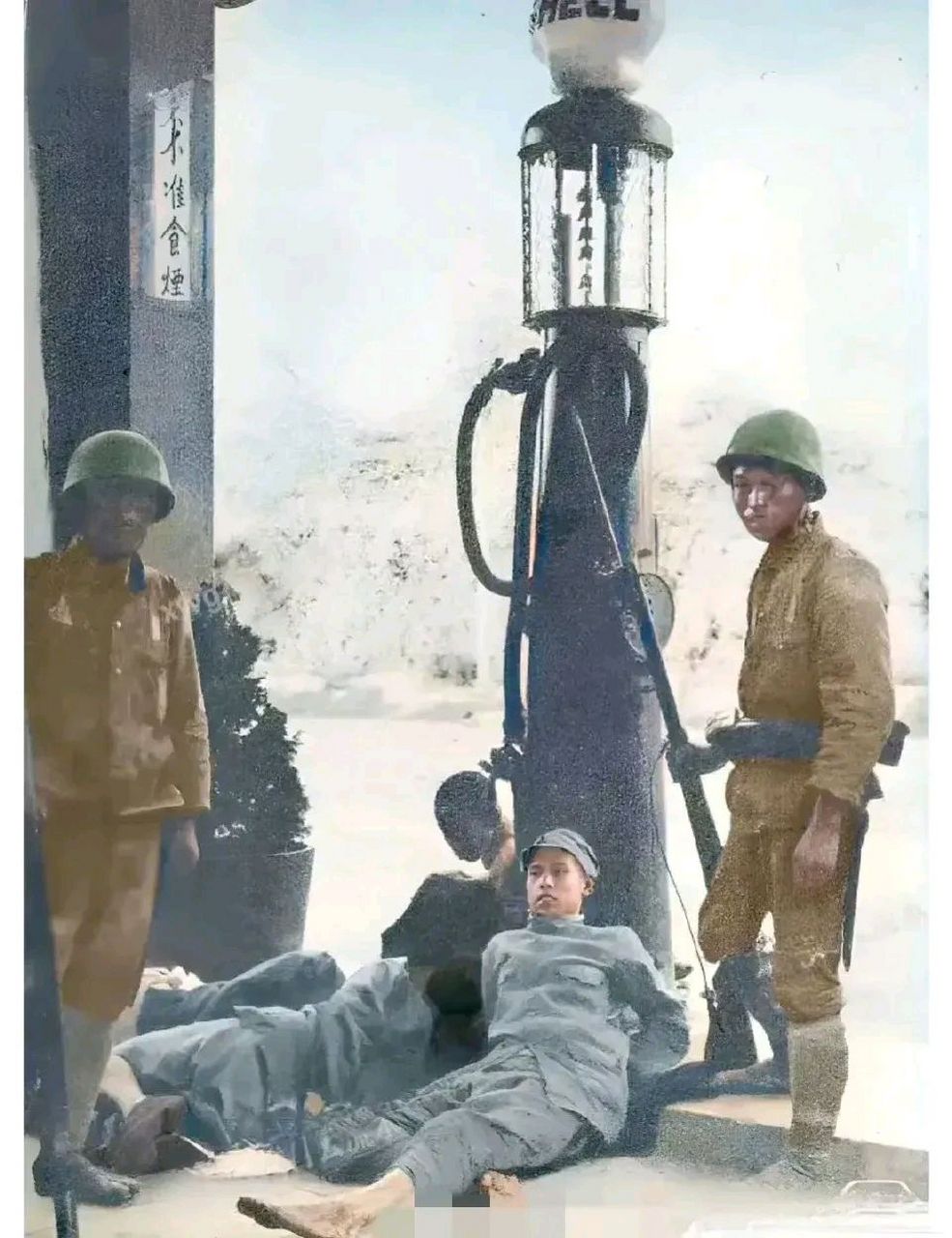 1938年,被日军俘虏的四名国军战士,照片中的他们已经被五花大绑了起来