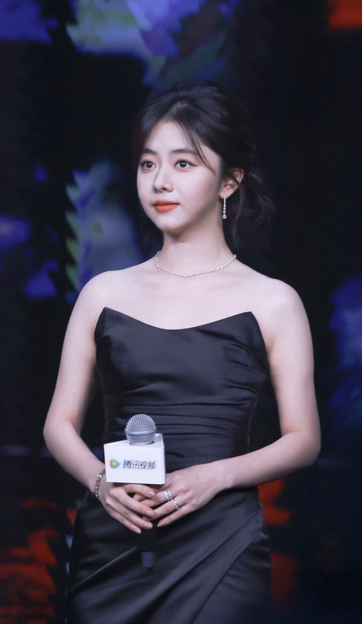 谭松韵直言没有直角肩,照片中直角肩是角度问题,真是个坦率的女孩.