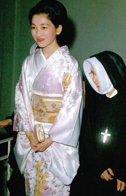 身着华美和服的美智子皇后,优雅温婉的东方美人