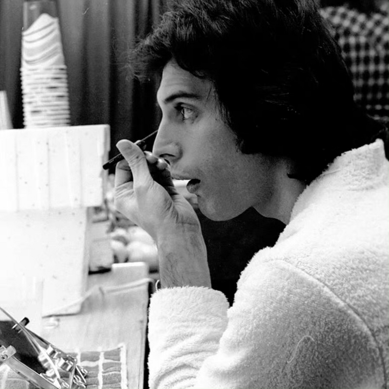 1978年,正在画眼线的皇后乐队主唱弗雷迪·默丘里.