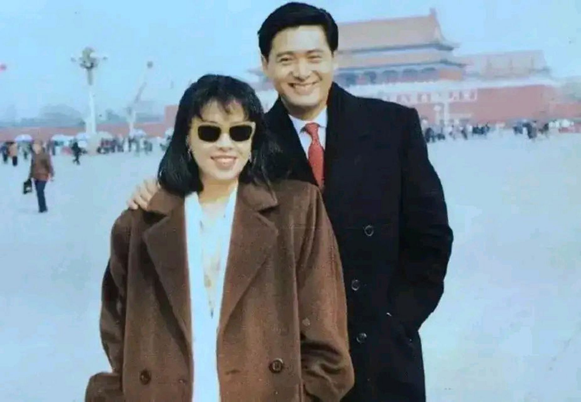 1993年,周润发和妻子陈荟莲,站在天安门广场前,留下的一张合影