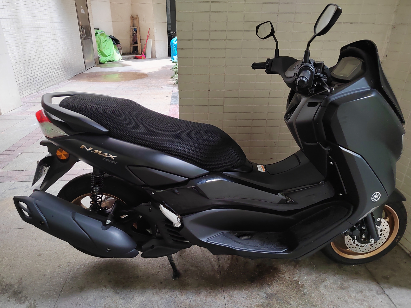 这款摩托车,它有什么特点? 配备了什么样的发电机?居然还有个散热器.