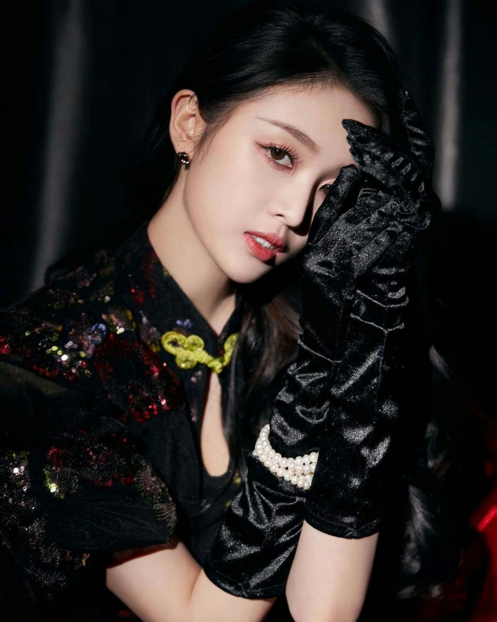 吴宣仪# 一袭黑色复古蕾丝旗袍,清纯甜美的容颜,窈窕曼妙的身材,懈行