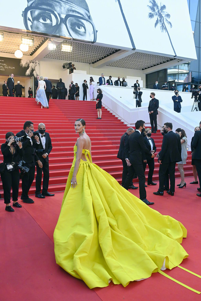 戛纳电影节,超模noel capri berry一袭靓丽黄裙,惊艳全场