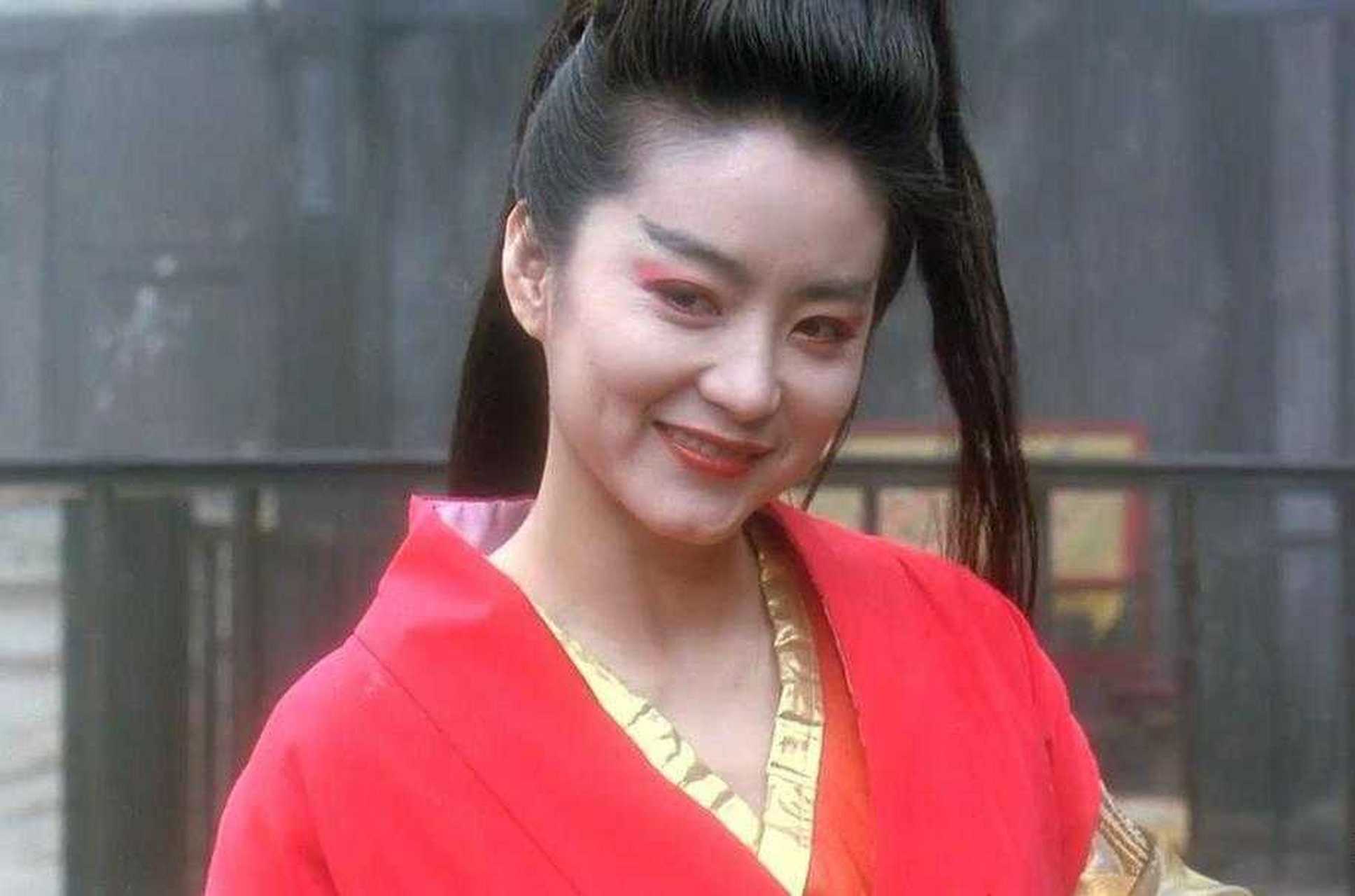 芙蓉不及美人妆,水殿风来珠翠香.