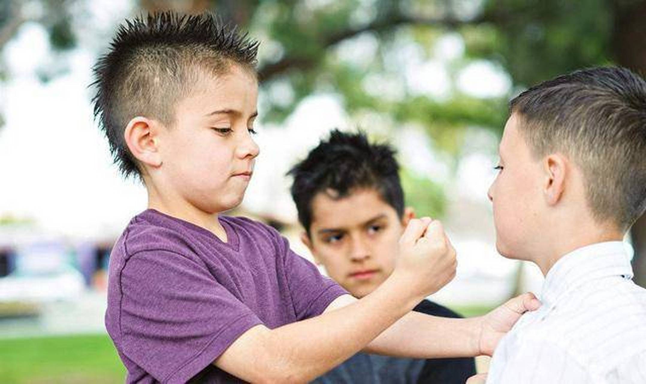 今天,我想和大家分享关于孩子在学校被欺负,孤立的问题,这对于我们