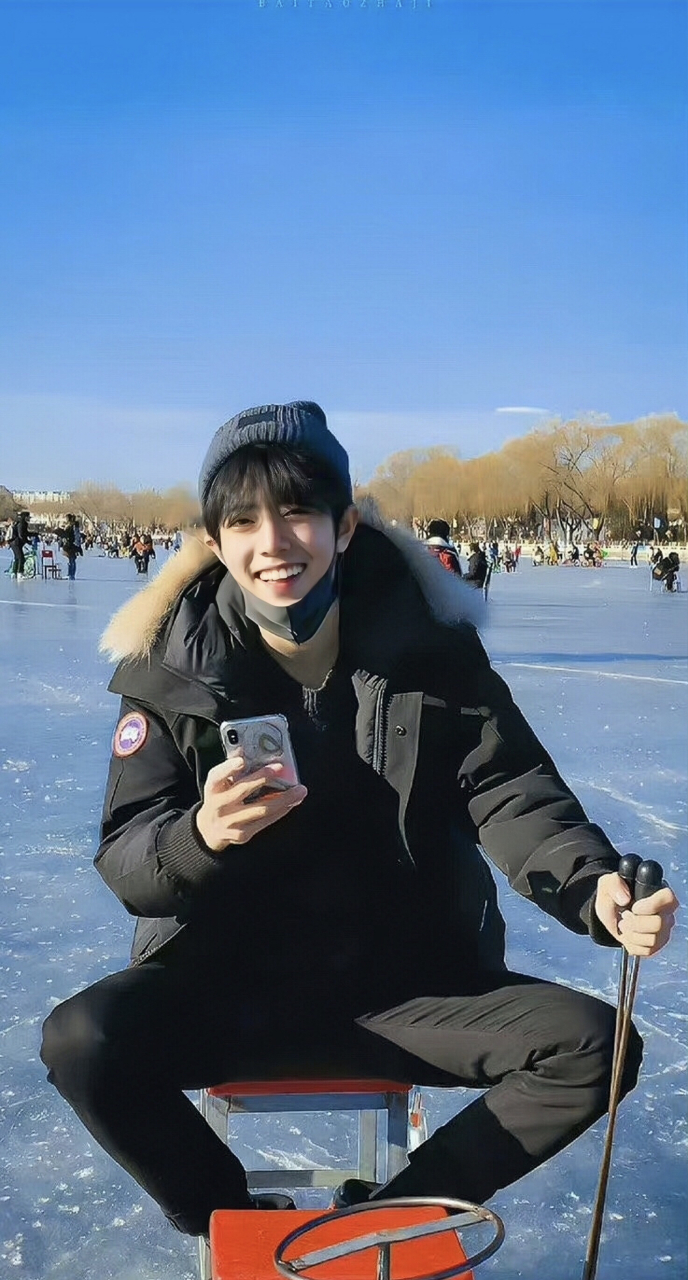 肖战# 与什刹海的缘分,肖战出圈神图原来是18年在什刹海拍的,没想到