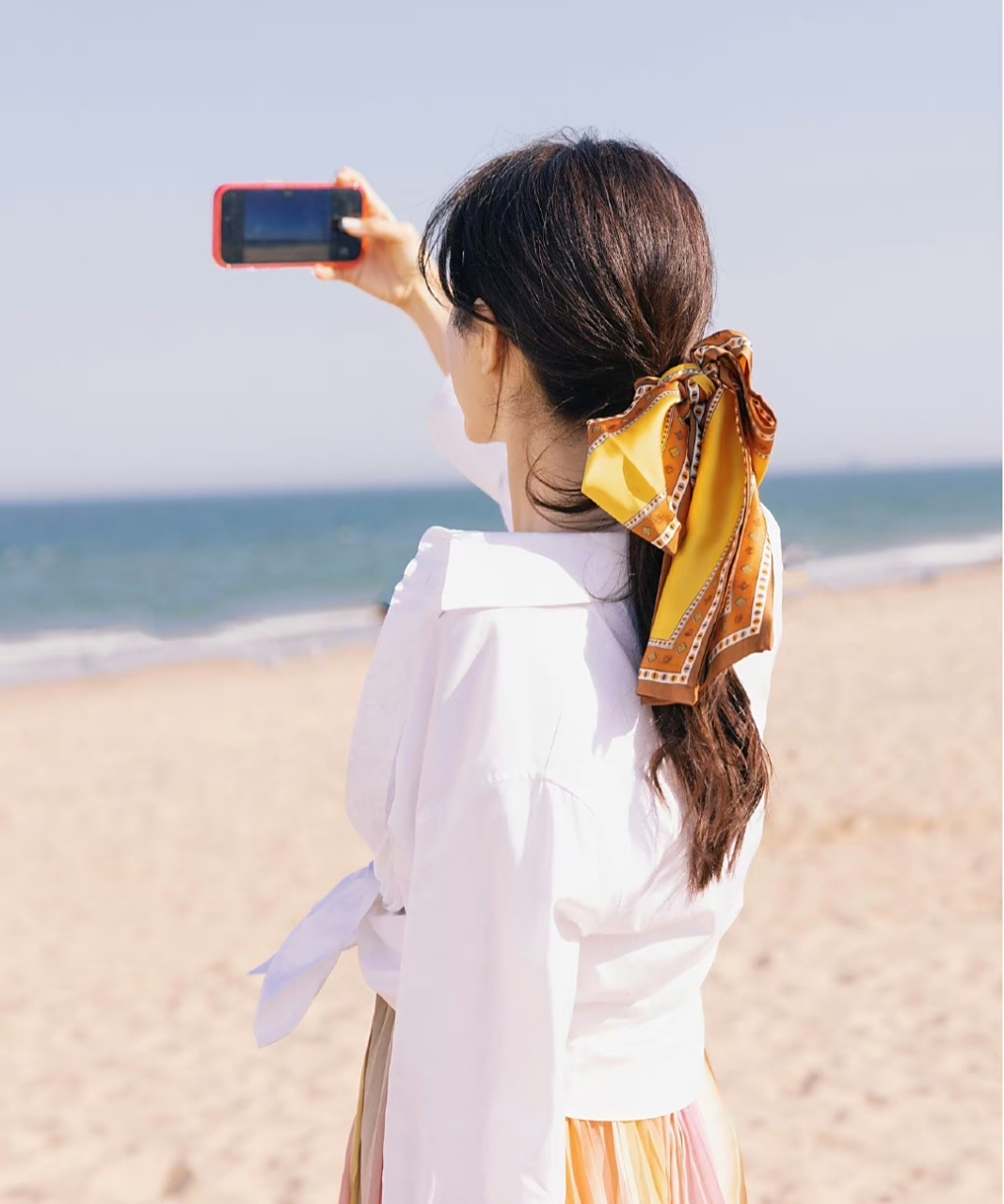 曾黎分享海边旅行照清新自然,她用丝巾扎马尾,背影看起来就是甜美女生