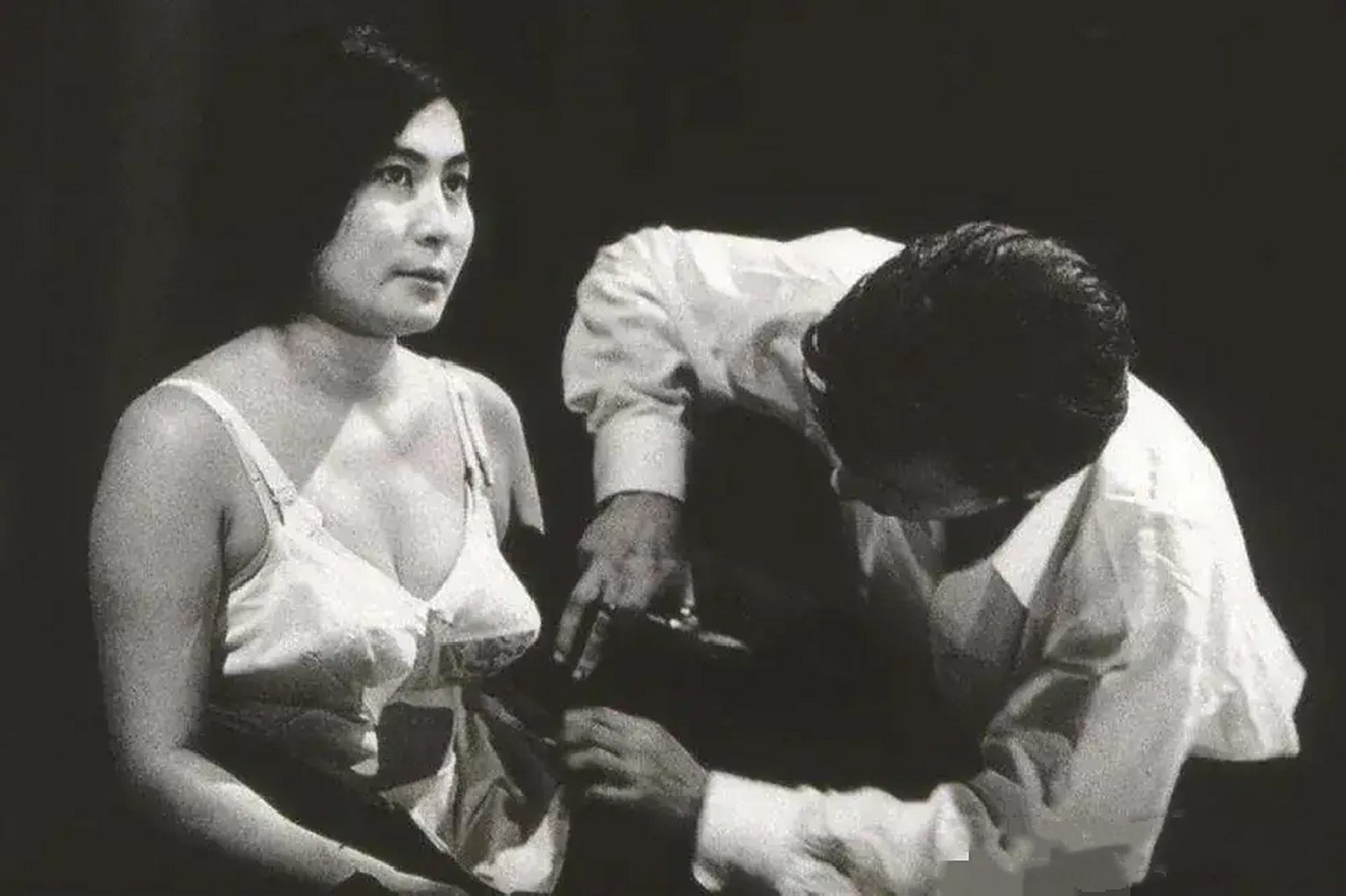 上个世纪60年代末,照片中,一个名叫小野洋子的年轻女子正在专心致志地