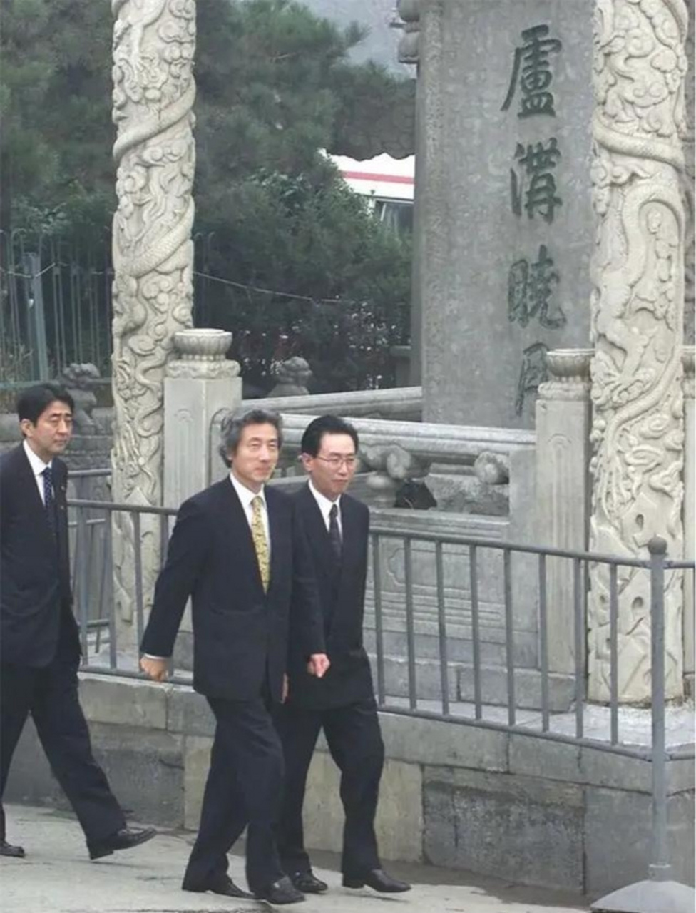 安倍晋三比小泉纯一郎小十二岁,因为自己父亲的原因,他颇受小泉提携.