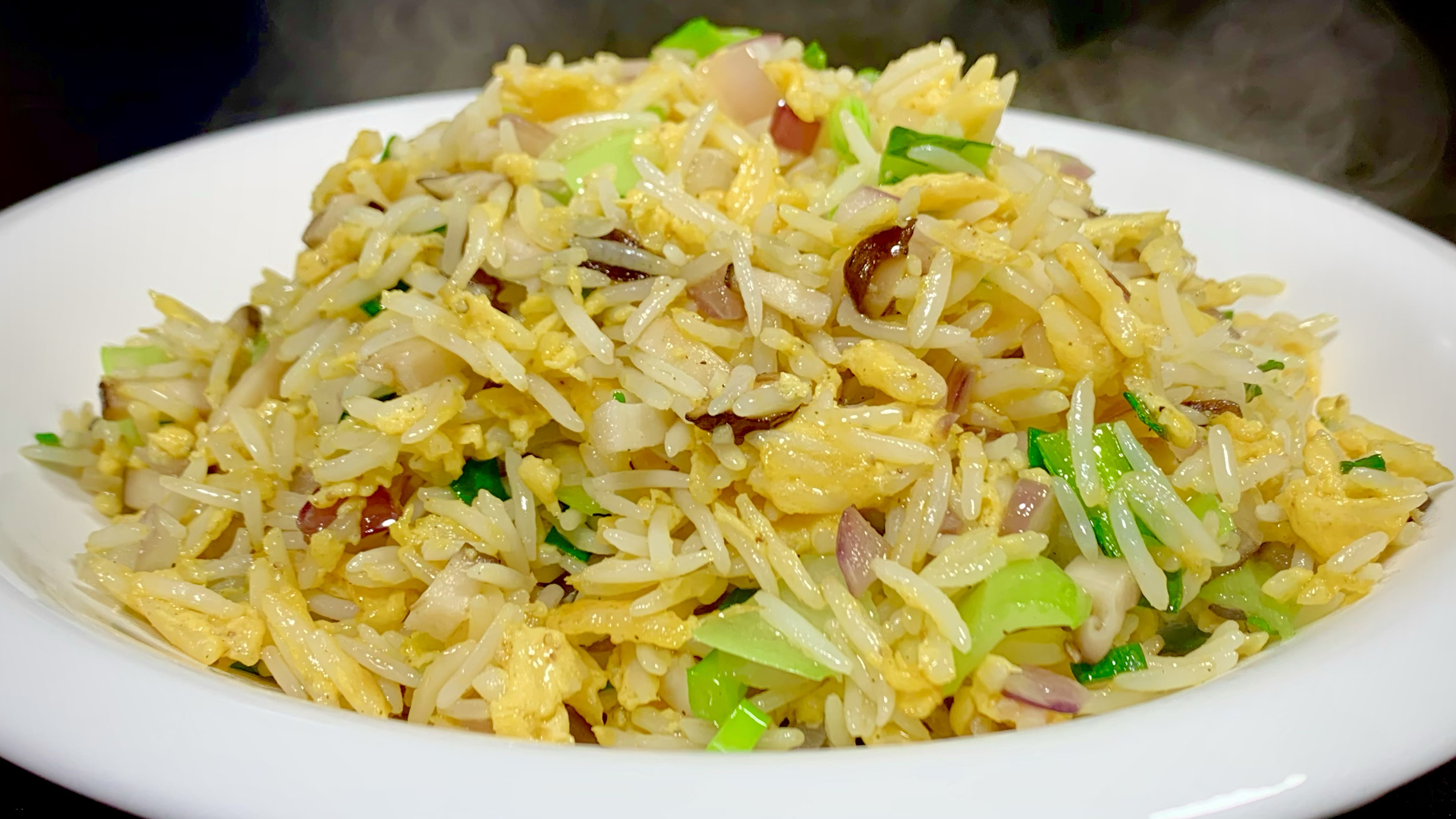 炒蛋炒饭时，切记不要直接下锅炒，多做几步骤，鲜香入味，超美味