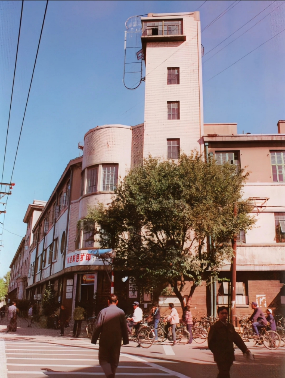 那时候,沈阳的交通还是以自行车为主,人们穿着很朴素,衣服以素色为主!