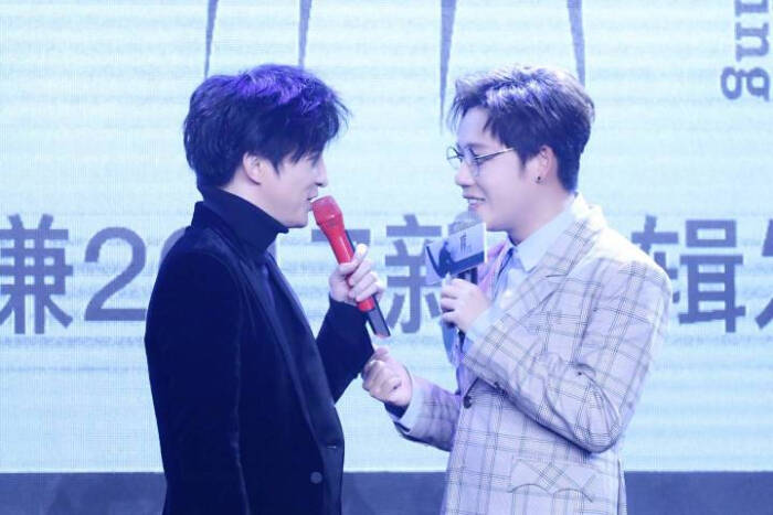 原来刘维跟薛之谦参加过同一档选秀节目,他是冠军,薛之谦是四强