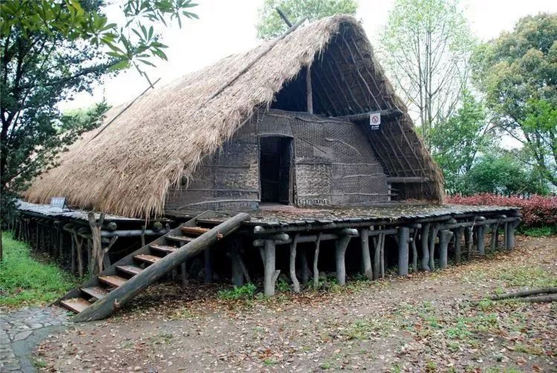 根据我国历史大系表的记载,有巢氏生活于新石器时代,曾建立古巢国