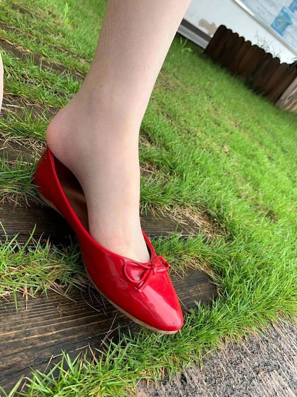 这个红鞋是不是有点太耀眼啦,出来他们都看我的鞋[害羞]#最美脚丫