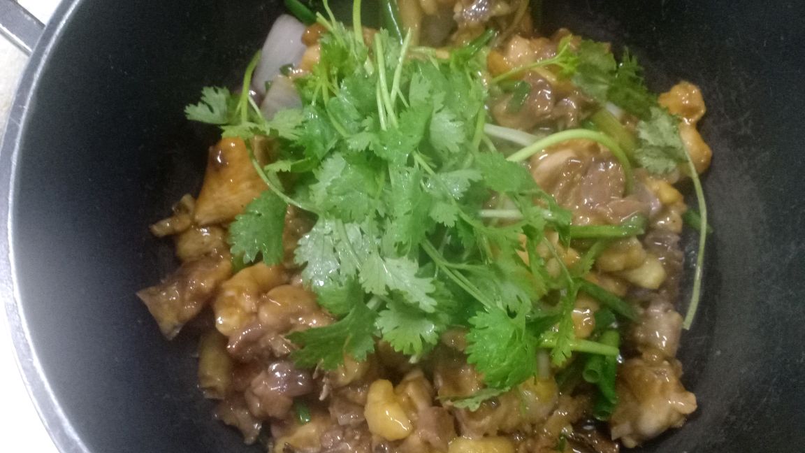 厨师把酒店的特色菜啫啫鸡分享给大家,请看教程
