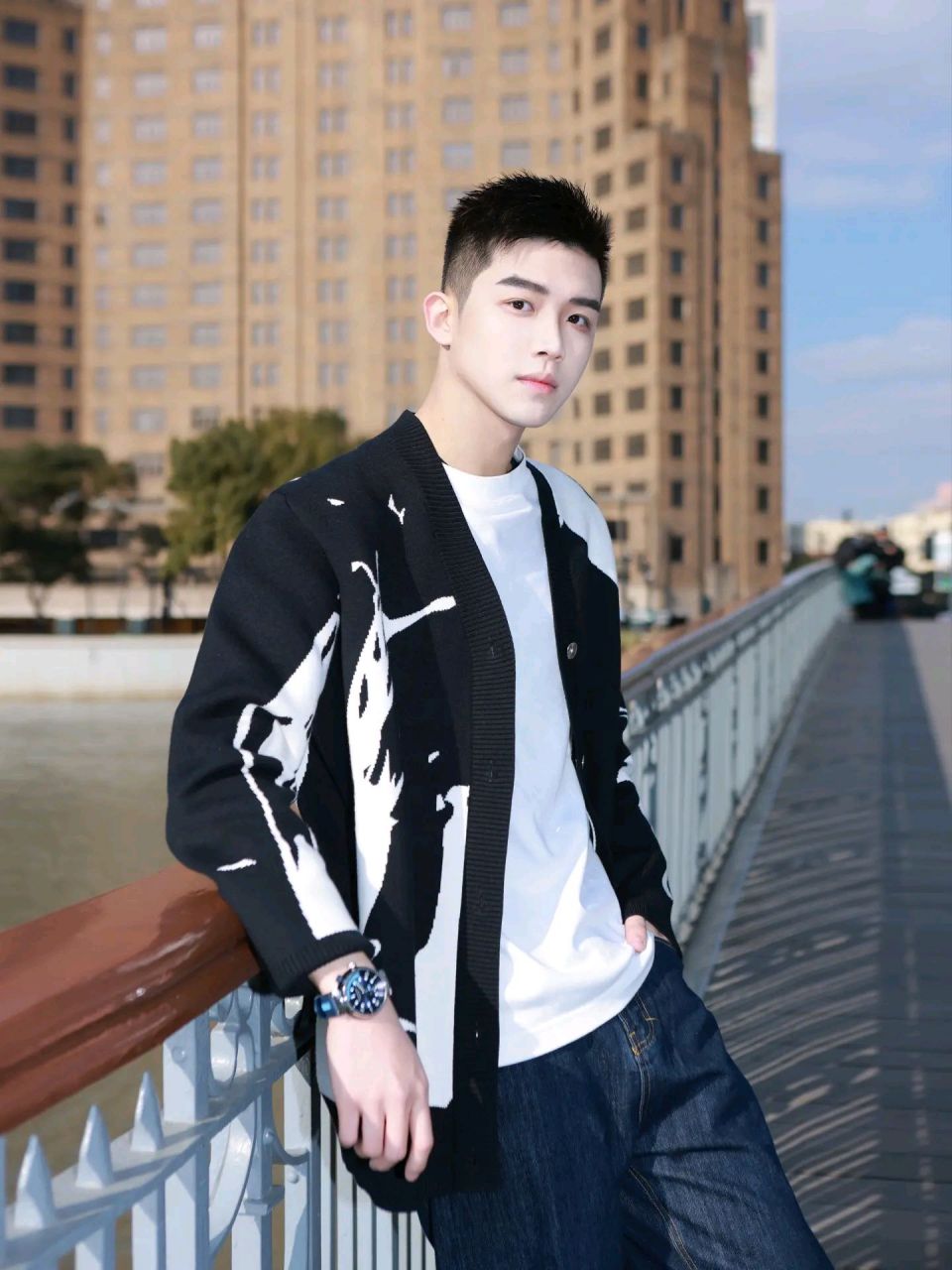 皮肤白皙的鲜肉帅哥 小哥哥皮肤白皙,五官精致看起来很是阳光帅气.