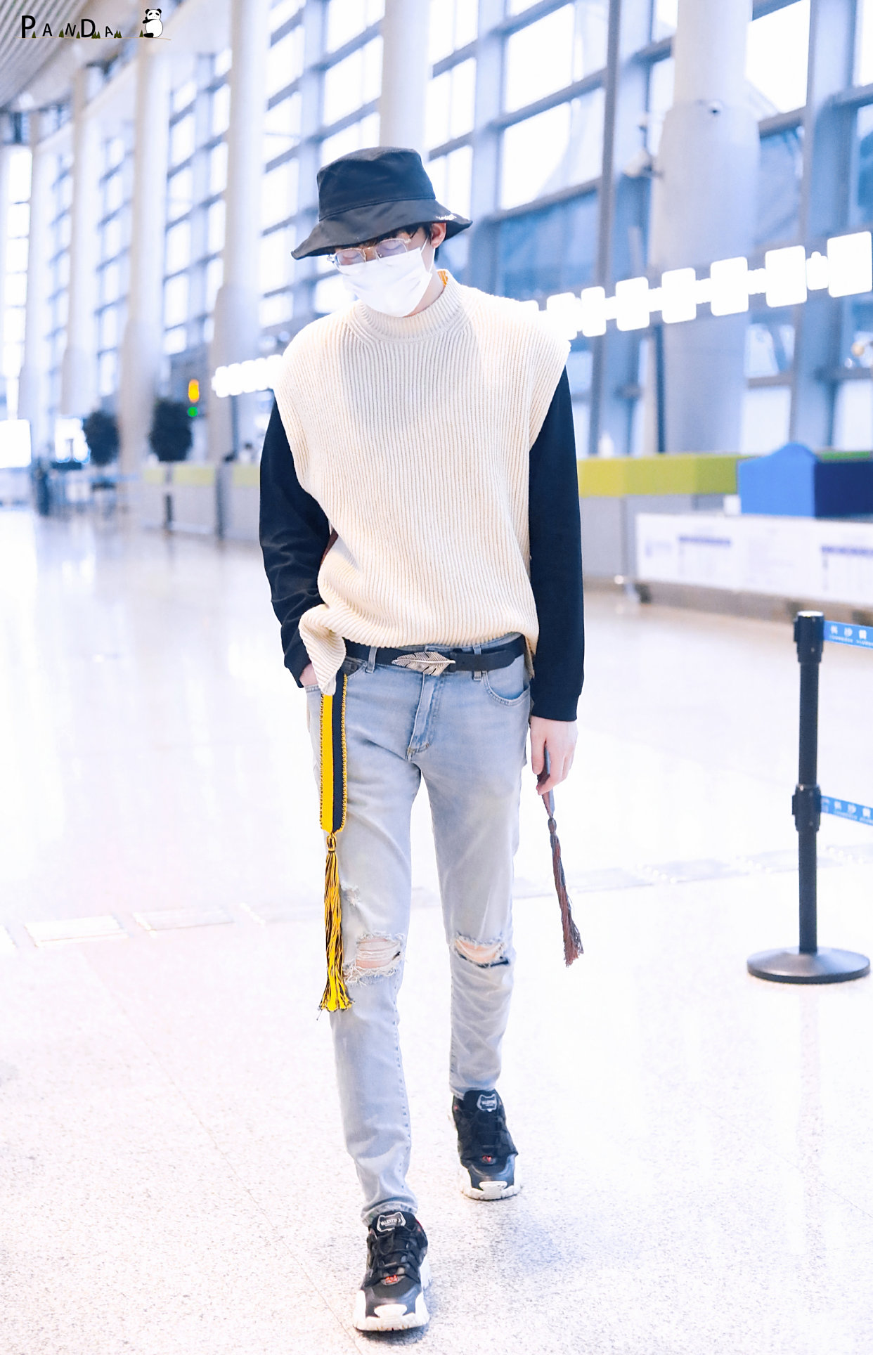 刘宇宁机场街拍,整体型男风范十足