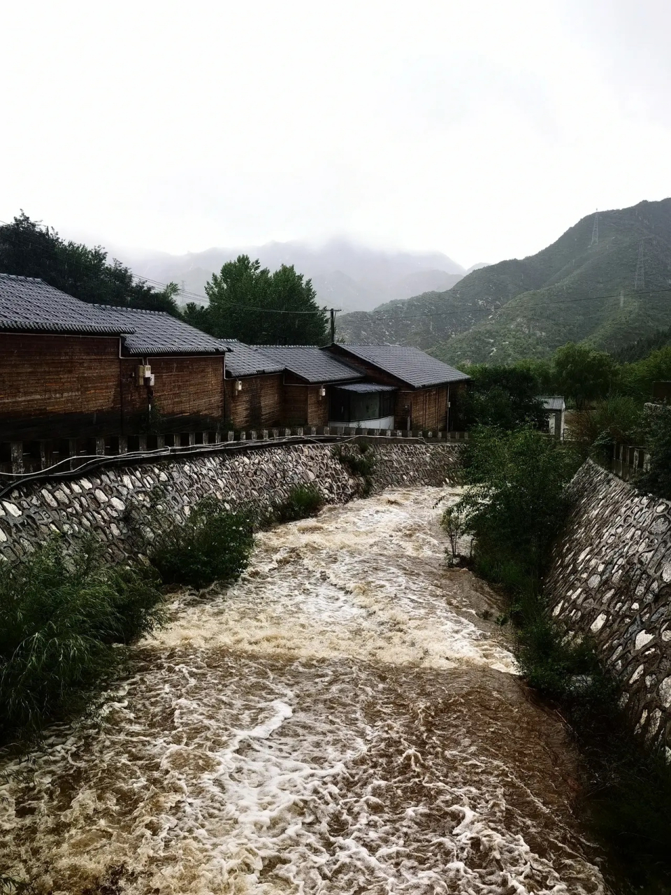 来河北白石山避暑已经好几天了,今天农家院就剩下我们一行八人了,再加