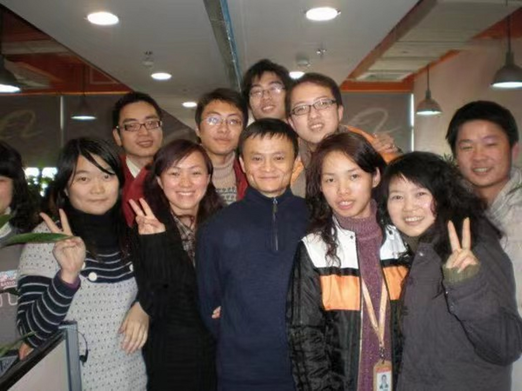 马云同学聚会上,马云拍照的时候站在了c位,而在马云没成名前,同学